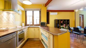 Kjøleskap, mikrobølgeovn, ovn og kokeplater