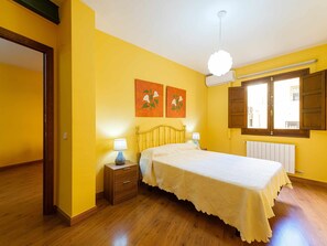 2 bedrooms, desk, travel cot, free WiFi