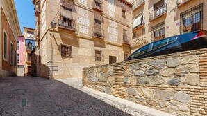 A cobblestone street with stone walls and traditional buildings. - Apartamento San Vicente by Toledo AP (Toledo)