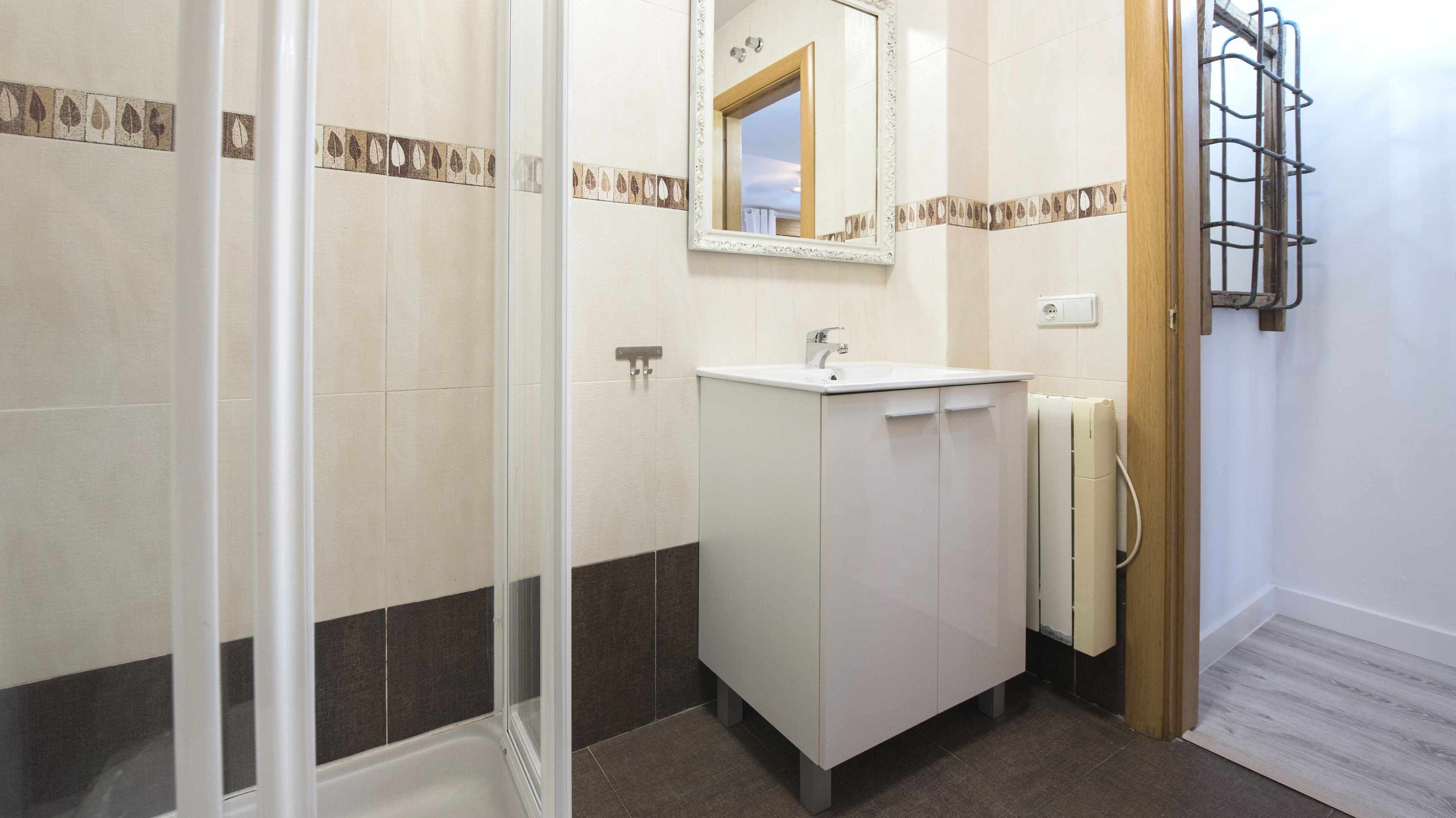 Een haardroger, handdoeken