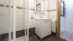 Sèche-cheveux, serviettes fournies