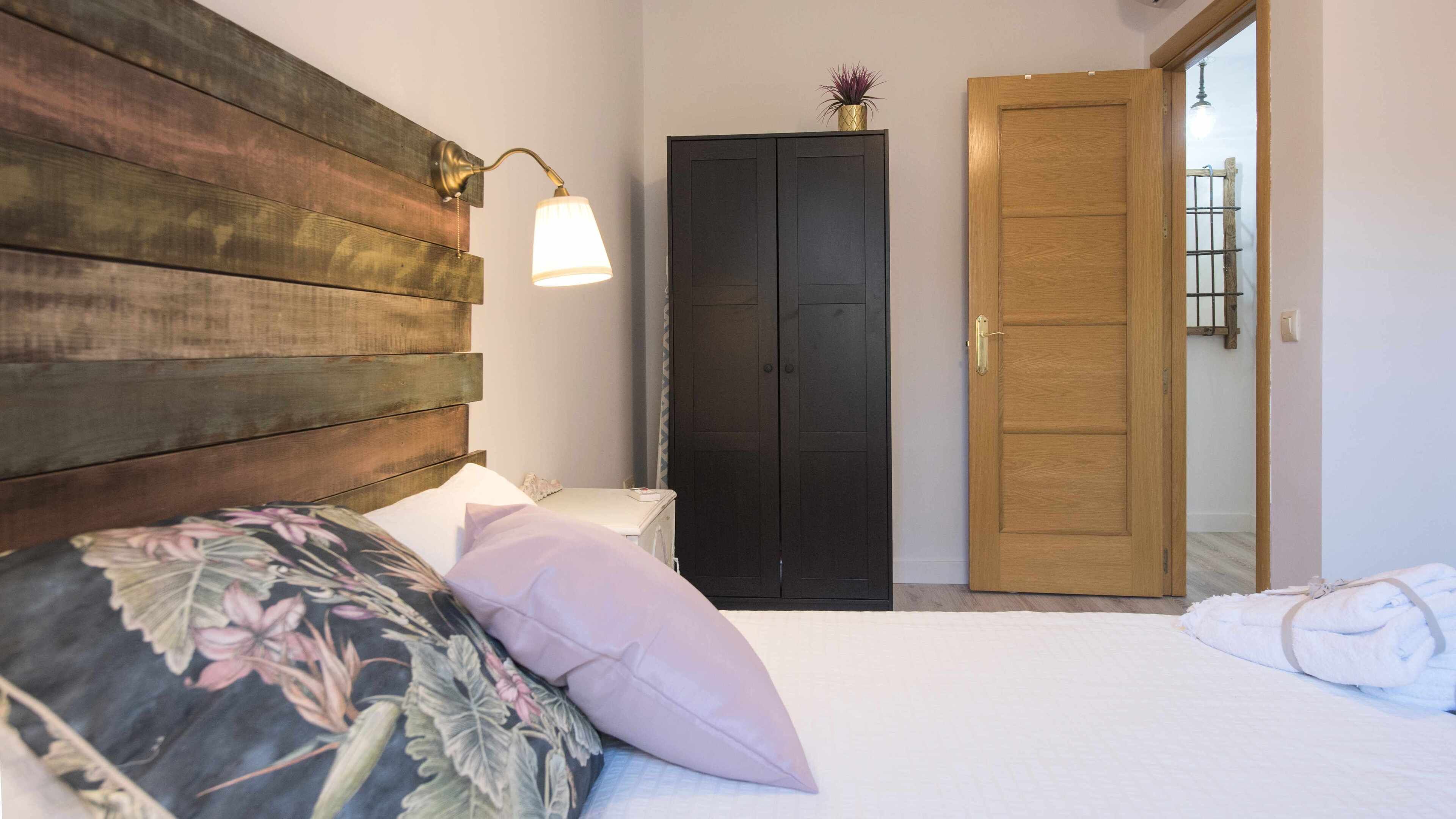 1 dormitorio, tabla de planchar con plancha, cuna de viaje y Internet