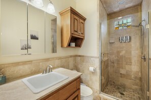 Ensemble douche/baignoire, sèche-cheveux, serviettes fournies, savon