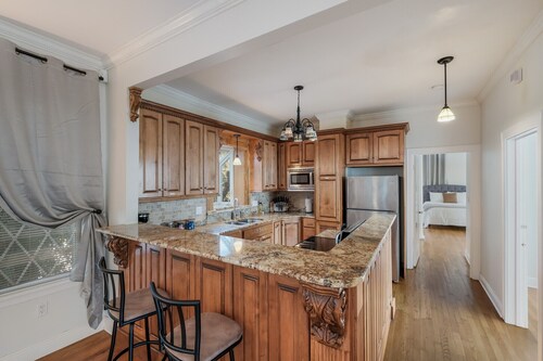 4BR/2BA Apt near downtown - 4 Queen beds, 2 Twins - Free Parking - Fast Wi-Fi