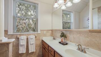 淋浴/盆浴组合、吹风机、毛巾、肥皂