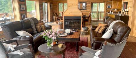 Smart TV, caminetto, tavolo da ping pong, libri