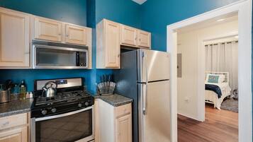 Refrigerador, microondas, horno y parrilla de estufa