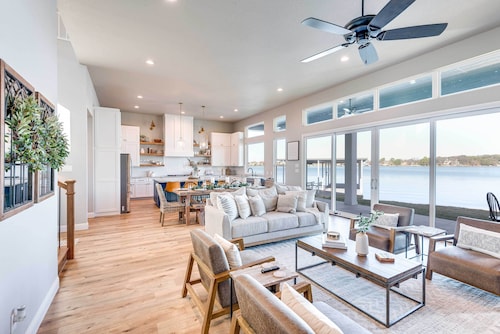 Lakefront Granbury Retreat w/ Patio & Fire Pit