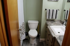 Chuveiro/banheira combinados, secador de cabelo, toalhas de banho