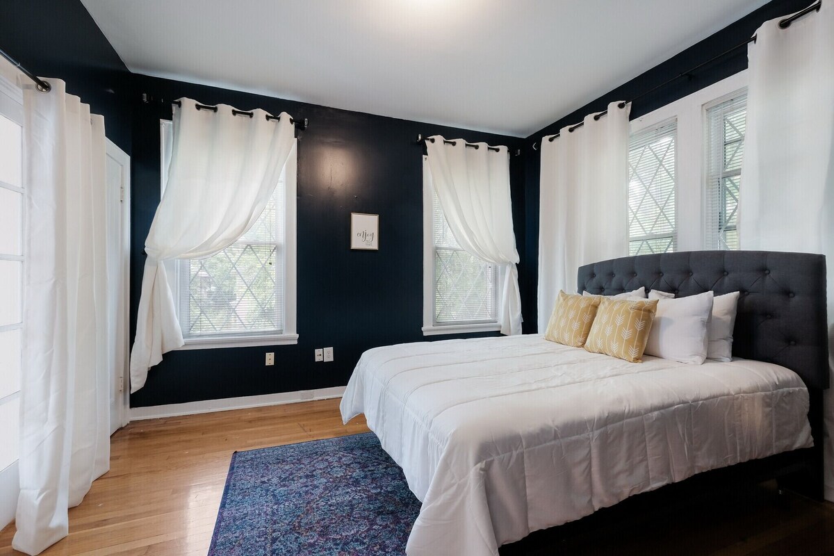 518 | 10% OFF | Updated 1BR in Historical Home | Complete Amenities & Fast WiFi