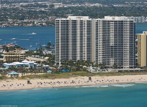 På stranden, solstolar och strandhanddukar