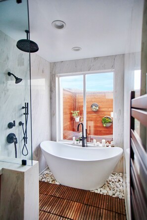 Badewanne, Haartrockner, Handtücher, Seife