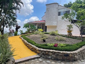 Property grounds - El Refugio vacation home, (Yopal)