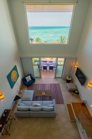 Een televisie en boeken