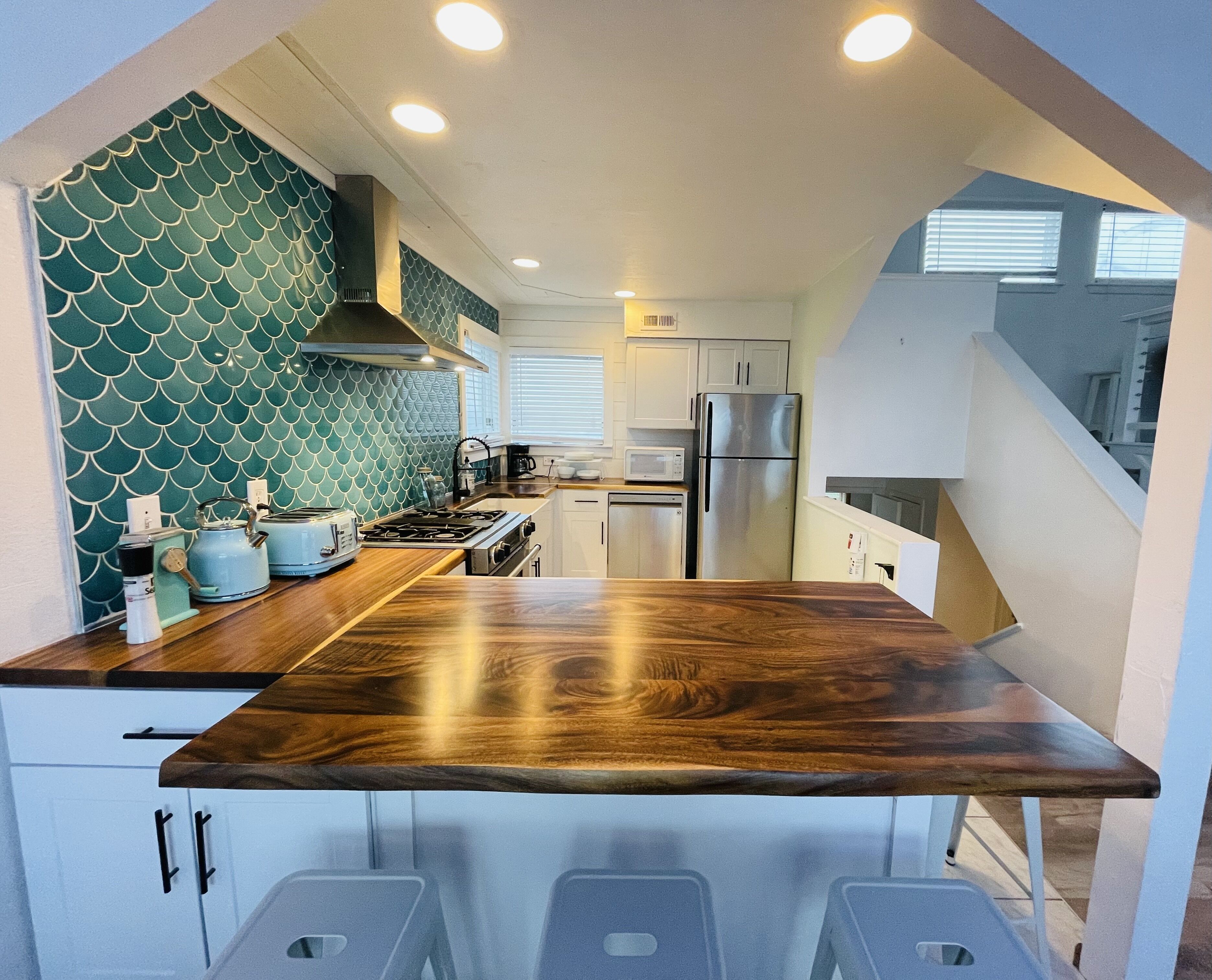 Geladeira, micro-ondas, fogão, cooktop