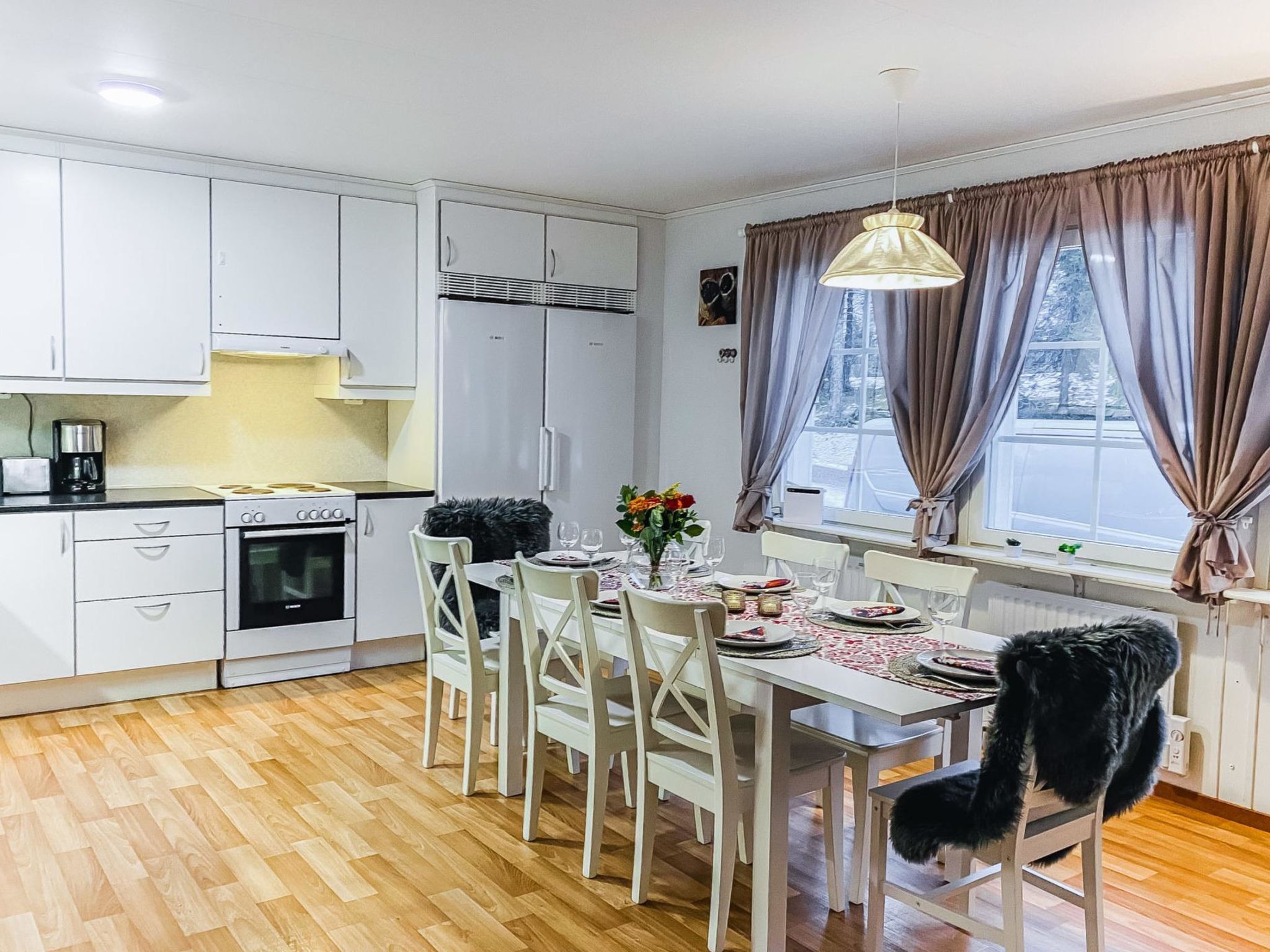 Een koelkast, een microgolfoven, een vaatwasser