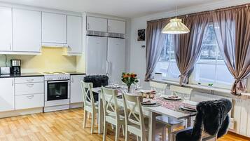 Fridge, microwave, dishwasher, cookware/dishes/utensils