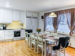 Refrigerador, microondas, lavavajillas, utensilios de cocina