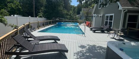 Alberca al aire libre y alberca climatizada