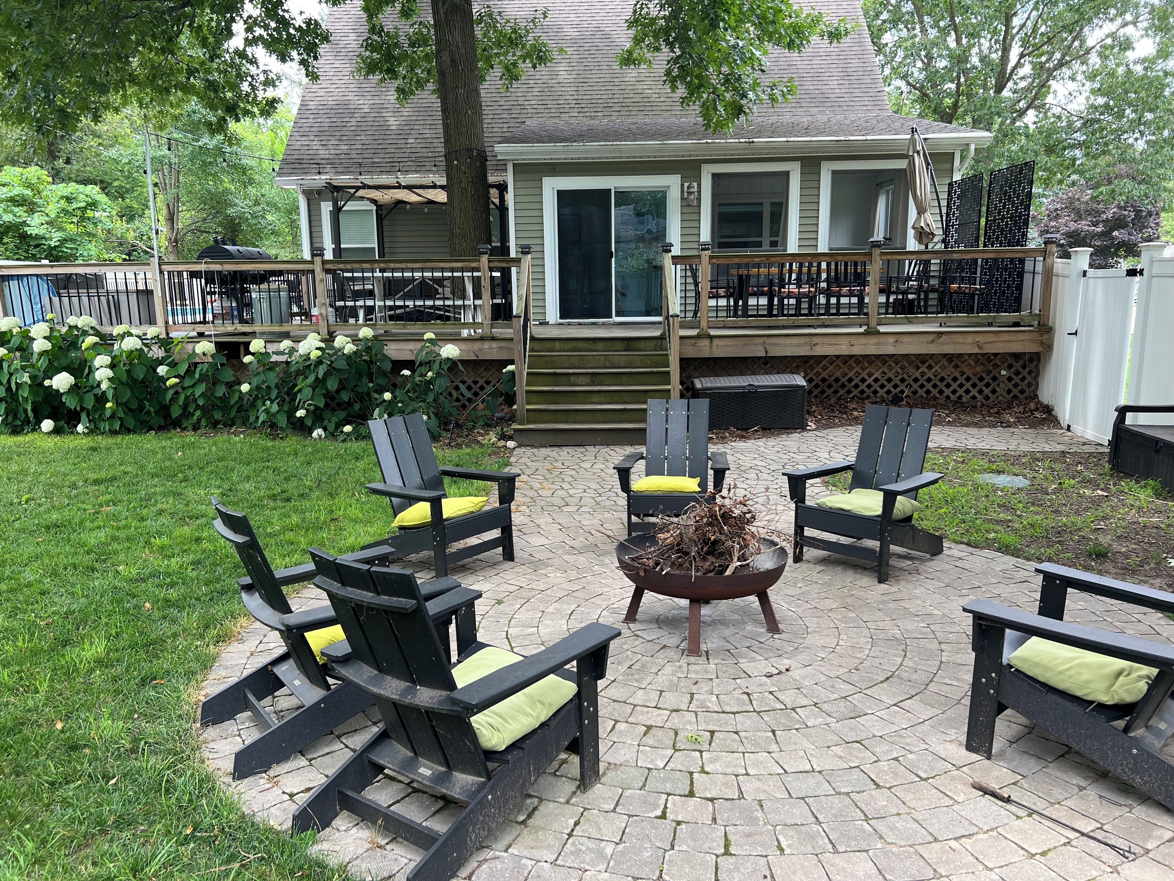 Un espace patio avec des sièges d’extérieur et un foyer.