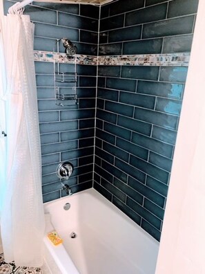 Douche, serviettes fournies, savon, papier toilette