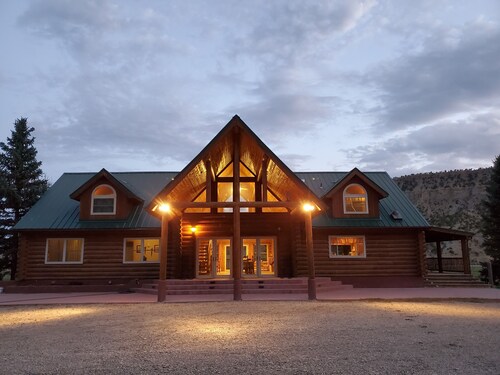 Secluded luxury lodge that sleeps 34 in beds