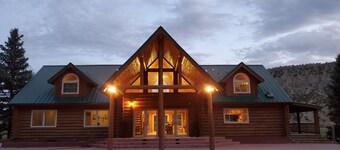 Secluded luxury lodge that sleeps 34 in beds