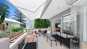Outdoor dining - Silver Sands - Unparalleled Luxury (Avoca Beach)