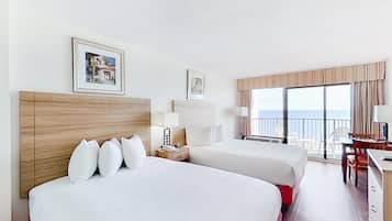 Tabla de planchar con plancha, internet y ropa de cama