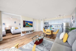 Um apartamento moderno com sala de estar, área de jantar e cozinha.