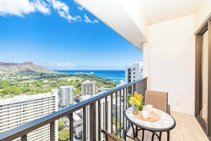 Outdoor dining - Ocean View Oasis with Free Parking: A Waikiki Gem! (Honolulu)