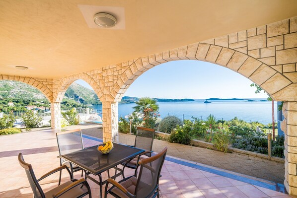 تناول الطعام بالخارج