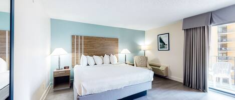 Tabla de planchar con plancha, internet y ropa de cama