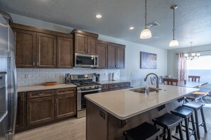 Jääkaappi, mikroaaltouuni, uuni, liesi