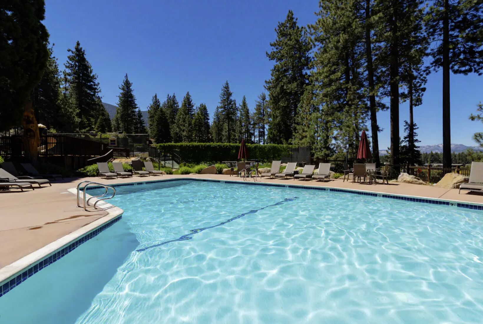 Een buitenzwembad, een verwarmd zwembad