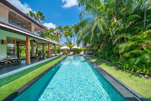 Outdoor pool - Spacious Luxury 4BR Villa Litera Canggu - walking distance to the beach (Bali)