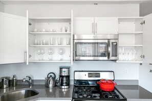 Een koelkast, een magnetron, een oven, een koffiezetapparaat/waterkoker