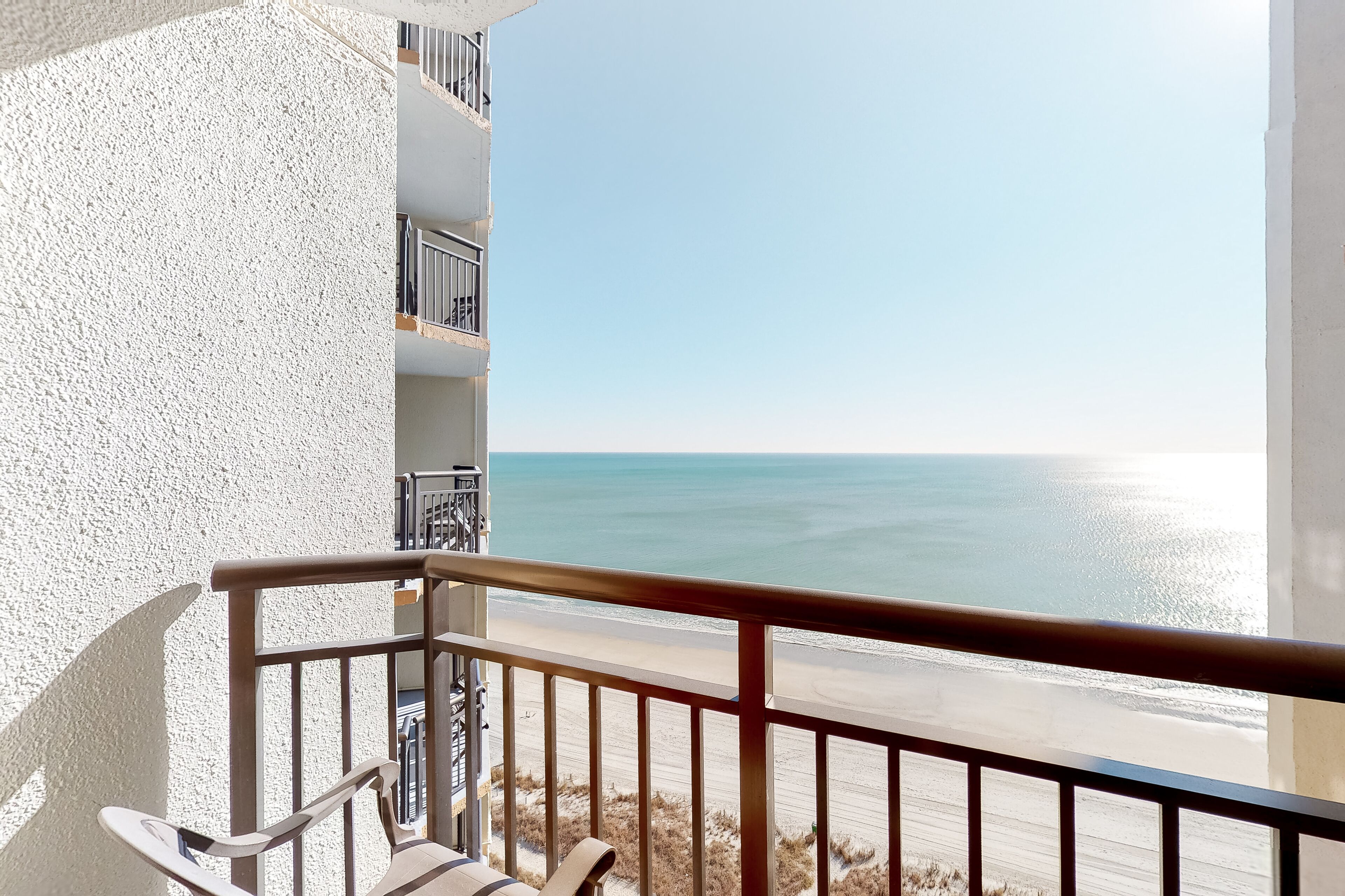 17th-floor ocean-view studio with WiFi, pool, hot tub & AC - dog-friendly