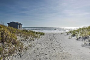 Una spiaggia nelle vicinanze