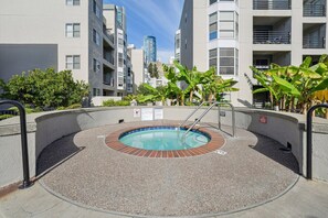 Tina de hidromasaje al aire libre