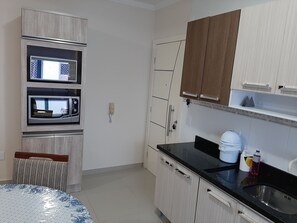 Fridge, microwave, oven, stovetop - Wi-Fi, 2 covered garages, hot and cold air. Home Office.EVERYTHING here. (Florianópolis)