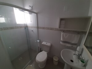 Duschwanne, Haartrockner, Handtücher, Seife