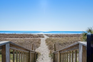 On the beach - 12th floor, newly renovated oceanfront studio with AC, pool & hot tub access (Myrtle Beach)