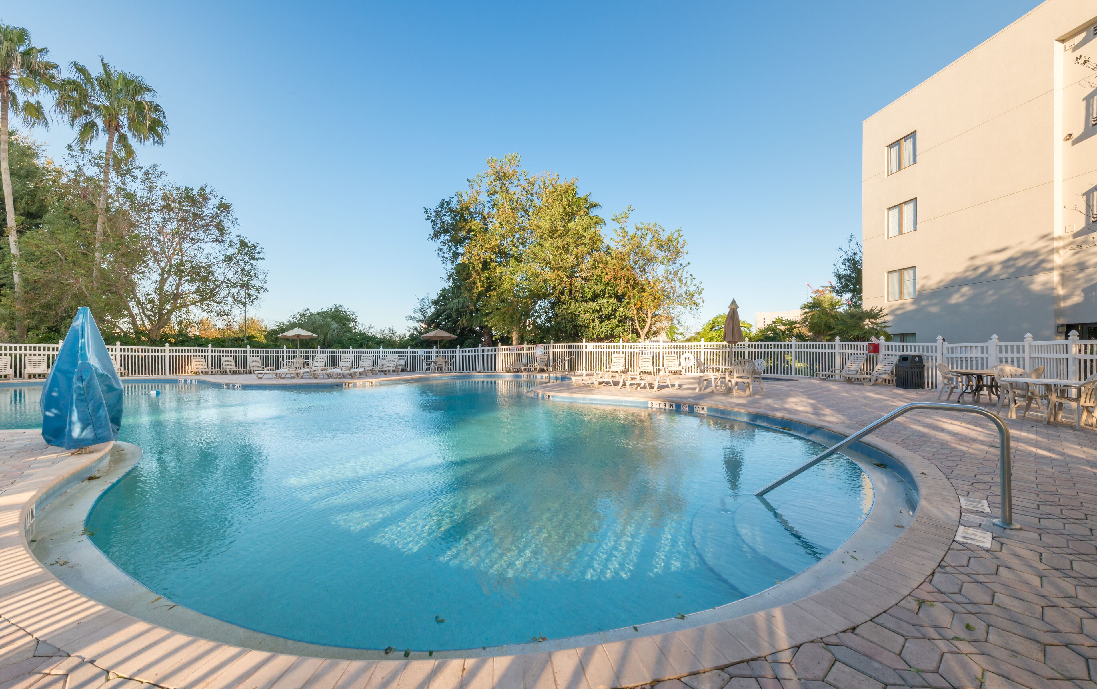 Een binnenzwembad en een buitenzwembad