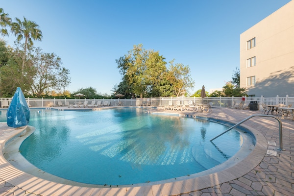 Een binnenzwembad, een buitenzwembad