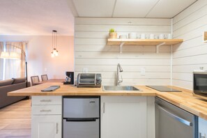Fridge, microwave, stovetop, dishwasher - Deluxe Studio w/ Lakeview - free parking/pool (Orlando)