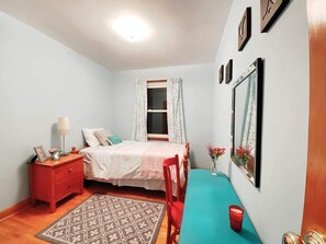 3 bedrooms, desk, iron/ironing board, free WiFi - Home for 6, many amenities added. Minutes from Galt downtown. (Cambridge)