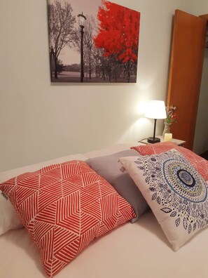 3 bedrooms, desk, iron/ironing board, free WiFi