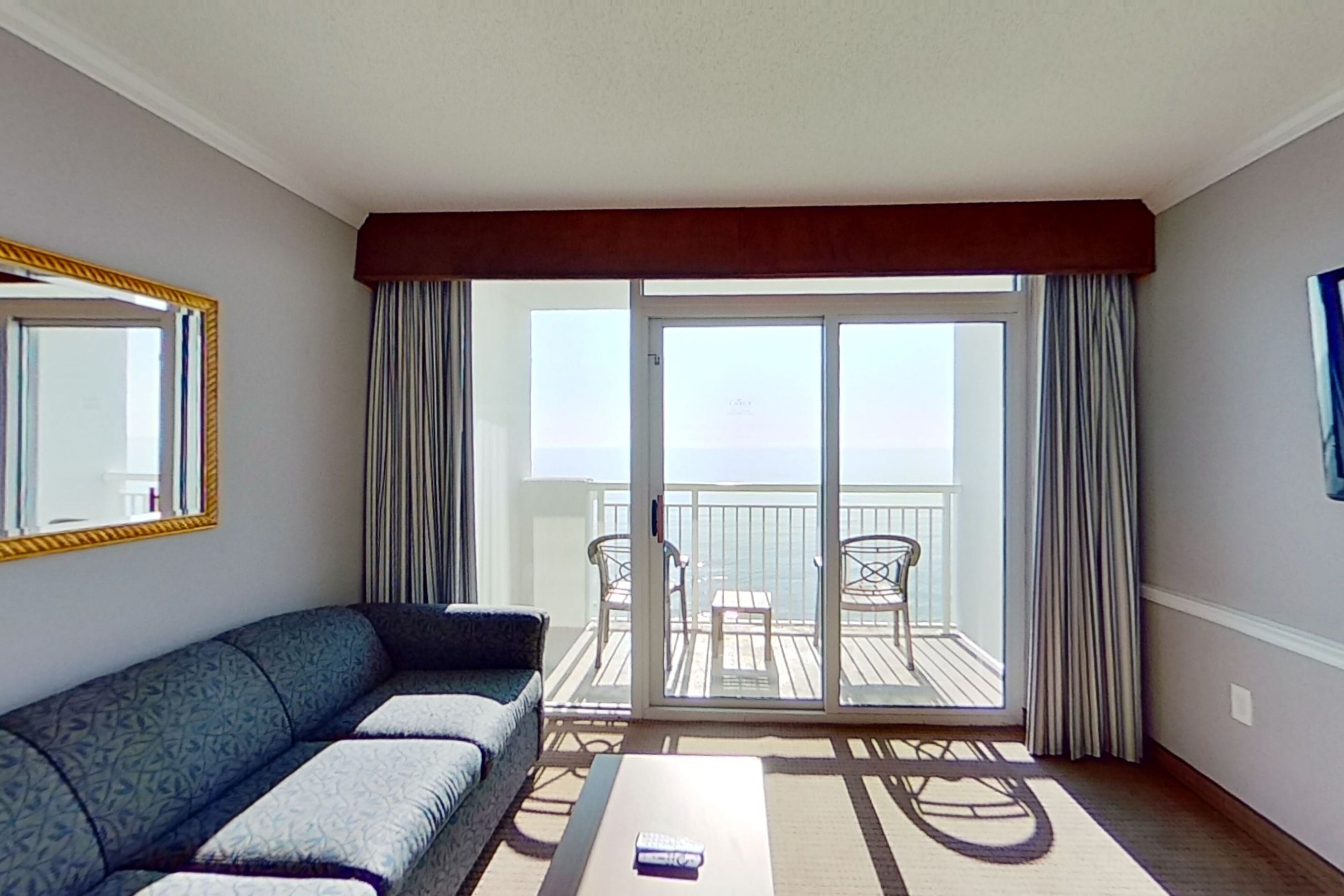 17th-floor oceanfront condo with hot tubs, pools, beach location & beach views