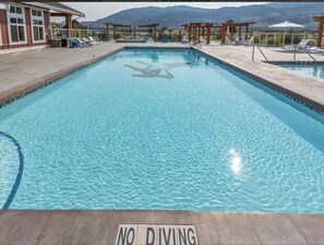 Utendørsbasseng og et oppvarmet basseng